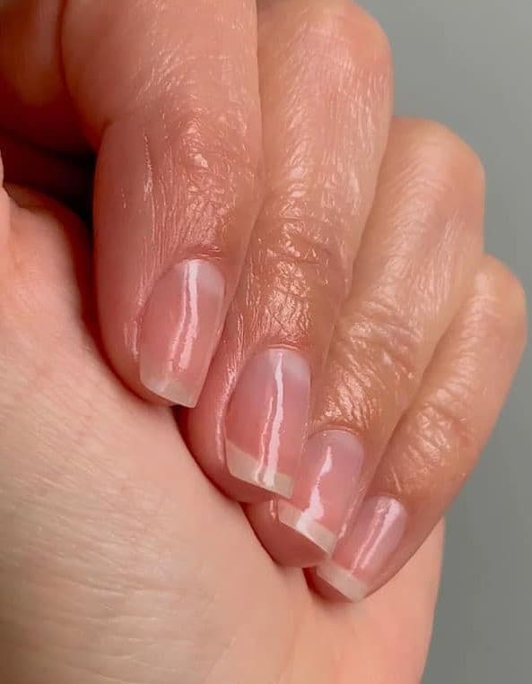Ongles striés : pourquoi ils apparaissent et comment les atténuer