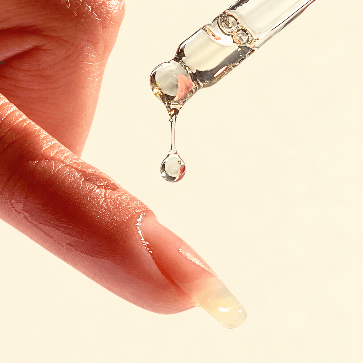 Application sérum fortifiant ongles CBM