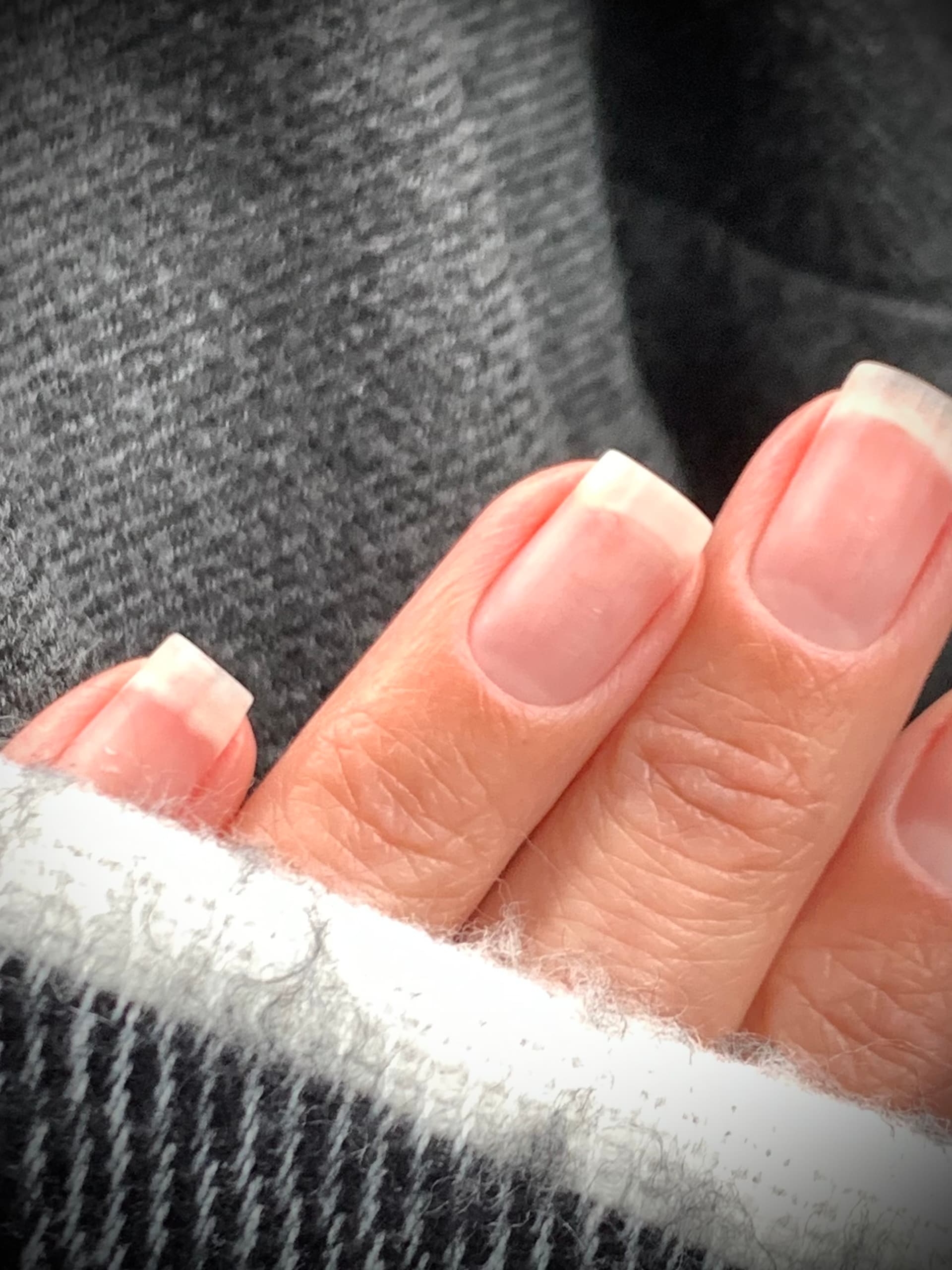 Ongles naturels longs et soignés, avec une repousse visible et des cuticules nettes, pour illustrer une routine de soin des ongles CBM.